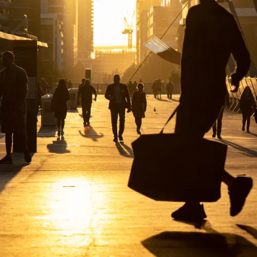 Profesionales caminando por la ciudad al atardecer