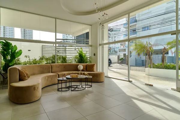 Salón social con amplios ventanales en Central Suites Tower, Santo Domingo