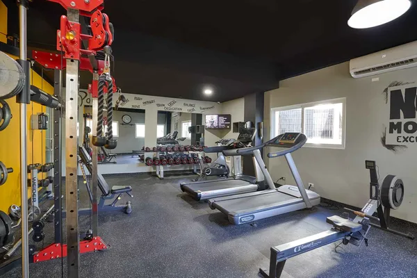 Gimnasio con máquinas de cardio y pesas en Central Towers, Santo Domingo